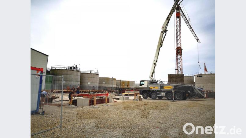 Neben der Kläranlage der Naabtaler Milchwerke (links) entsteht derzeit eine Biogasanlage des Unternehmens. Bild: Thomas Dobler