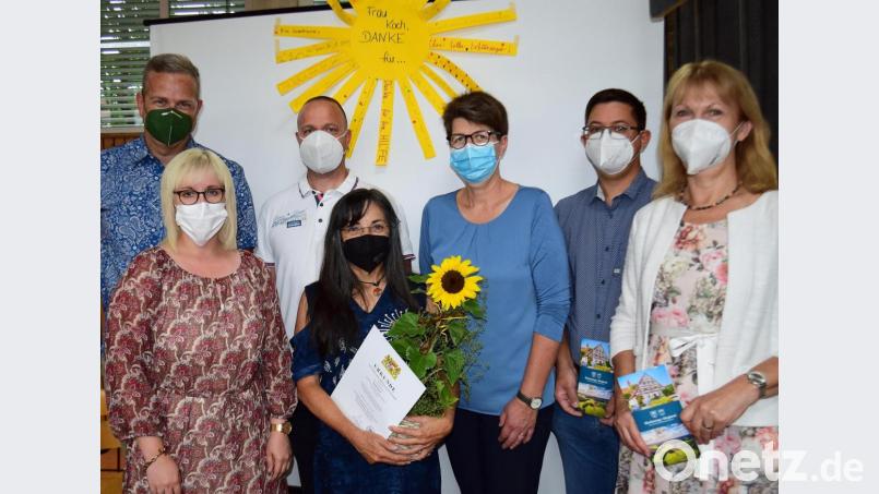 Abschiedsstimmung an der Grundschule Illschwang: (von links) Elternbeiratsvorsitzender Mathias Wenkmann. stellvertretende Schulleiterin Morin Stauber, Mathias Brüchner, der im zweiten Halbjahr als mobile Reserve Klassenlehrer der 3a war, Förderlehrerin Ingrid Koch, Rektorin Gaby Pirner, Zweiter Bürgermeister Benjamin Hiltl und die Schulverbandsvorsitzende Brigitte Bachmann. Bild: no