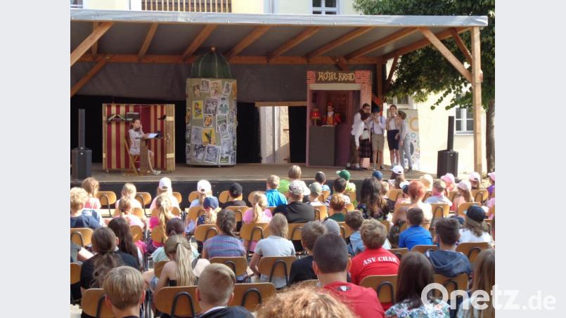 Für die Schülervorstellung wurde "Emil und die Detektive" am Vormittag auf dem Winklarner Marktplatz gezeigt. Bild: amö