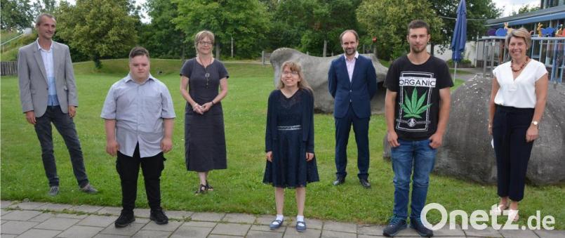 Die Schüler (vorne von links) Simon Wettinger, Vanessa Meier und Lukas Später zusammen mit den Lehrkräften (von links) Schulleiter Klaus Jahn, Sabine Heß, Florian Seidl und Klassenleiterin Stefanie Hetz. Bild: jr