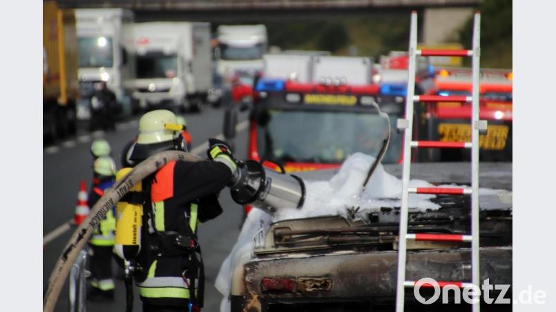 Die Feuerwehren konnten nicht verhindern, dass der Omnibus vollständig ausbrannte. Bild: jma