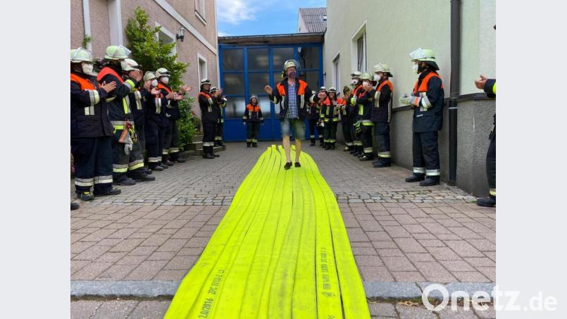 Helmut Lauss geht auf dem gelben Teppich aus Feuerwehrschläuchen. Bild: lei