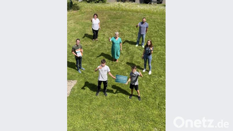 Die Auszeichnung der Lobkowitz-Realschule als Verbraucherschule ist gesichert. Die Schüler der 7. Jahrgangsstufe, die Schulleiterin Irene Sebald und die betreuenden Lehrkräfte Ulrike Niemetz und Alex Gröger, waren auch am Erfolg beteiligt. Bild: Gomez Islinger/exb