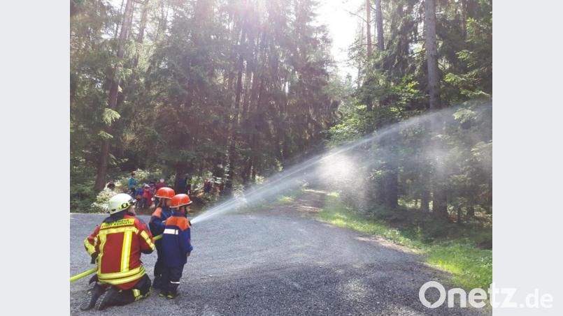 Ein besonderes Erlebnis: Nachdem das „Feuer“ gelöscht war, konnten die Kinder selbst ans Strahlrohr. Bild: mde