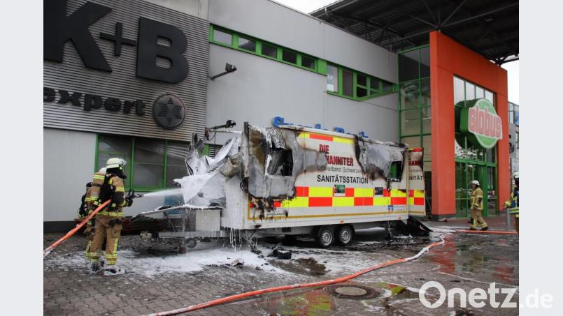 Der Wagen der Johanniter ist vor dem Globus Markt in Schwandorf vollständig abgebrannt. Bild: td