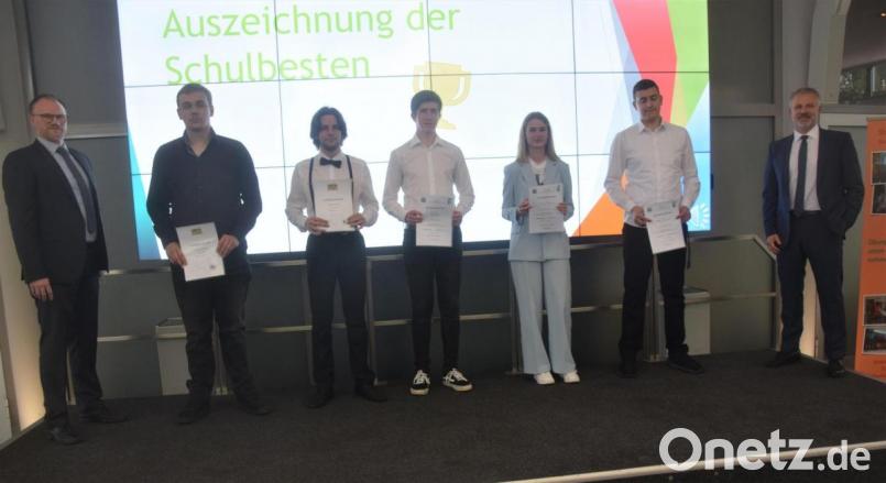 Vier Schüler und eine Schülerin schlossen den zweistufigen Prüfungsjahrgang 10. Klassen mit dem Schnitt &quot;eins vor dem Komma&quot; ab. Bild: fz