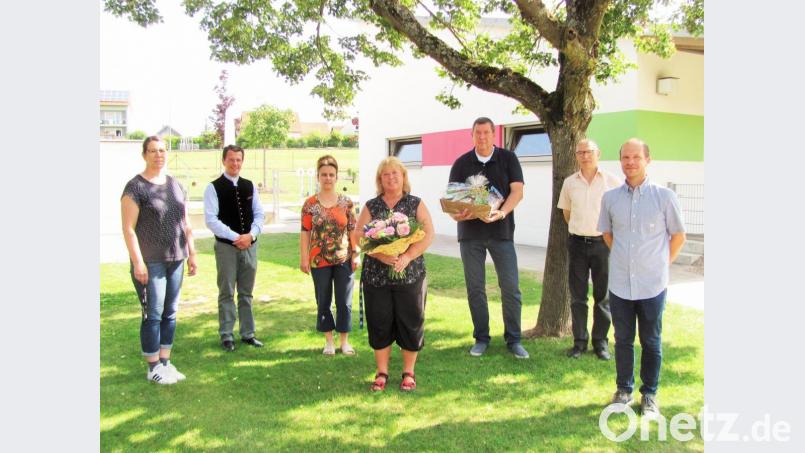 Anni Salavs (mitte) feierte im Kinderhaus St. Elisabeth das 25-jährige Dienstjubiläum und wurde zugleich in den Ruhestand verabschiedet. Gute Wünsche gab es von Thomas Hofmann, Karl Hofmann und Harald Schumann (von rechts) sowie Kinderhausleiterin Doris Weigl, Pfarrer Thomas Kohlhepp und stellvertretender Leiterin Silke Sommer (von links). Bild: sei