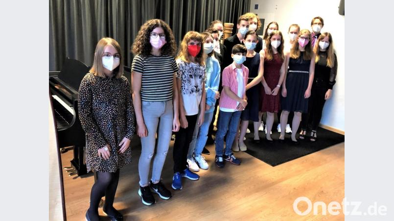 Die Mitwirkenden der Konzertveranstaltung, die als 42. Klavierabend in die hauseigene Bilanz einging, mit dem Organisator, Studienrat Andreas Lehmann (Zweiter von rechts). Bild: lg