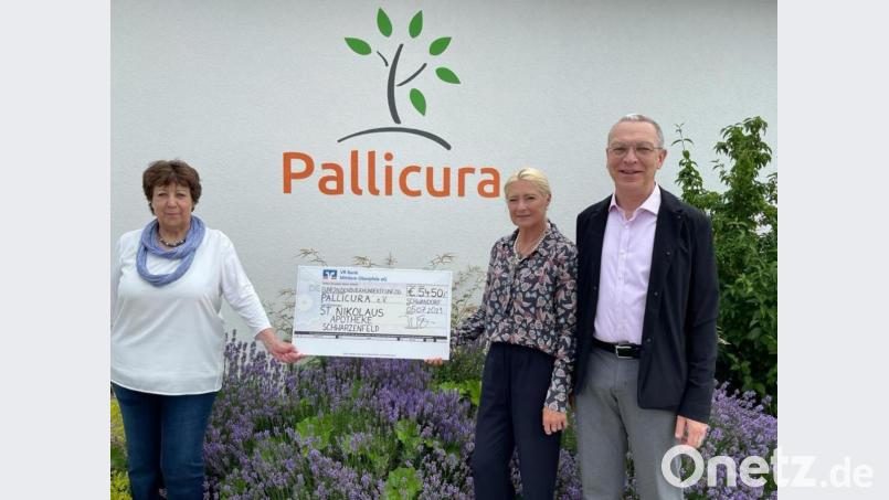 In den Genuss einer Spendensumme kam unter anderem Pallicura, ein Verein zur Förderung der Palliativ- und Hospizversorgung in Schwandorf. Das Geld nahm stellvertretend Sonja Kellner aus den Händen von Gabi und Thomas Wittleben entgegen. Bild: Norgauer/exb