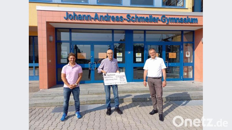 Dr. Josef Ziegler (Mitte) freute sich über die unerwartete Spende des Nabburger Gymnasiums und sprach Schulleiter Christian Schwab (rechts), Organisator Wolfgang Malzer (links) sowie der gesamten Schulfamilie seinen Dank aus. Bild: Wolfgang Malzer/exb