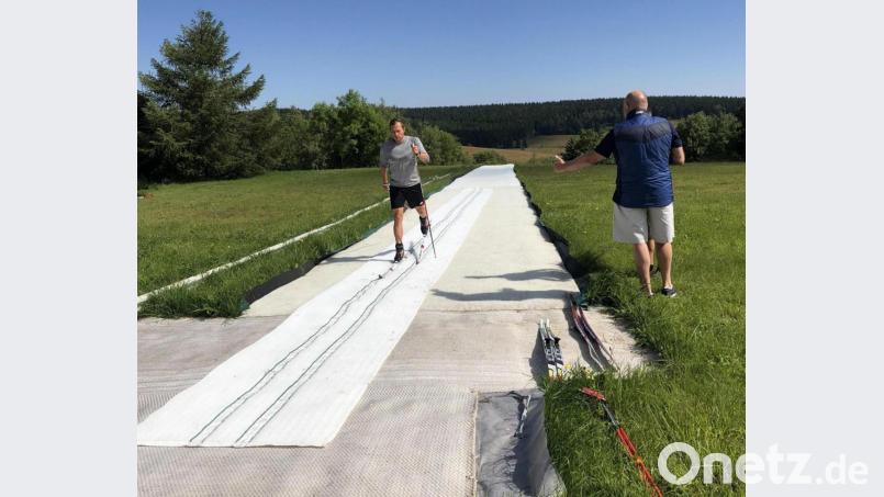Johannes Pfab, der Trainer der Hirschauer Langläufer, hatte bereits in Oberwiesenthal die Gelegenheit auf einer Kunstloipe aus textilem Gewebe seine Runden zu ziehen. Für die breite Öffentlichkeit bietet sich diese Gelegenheit nun am Fuße des Monte Kaolino in Hirschau. Bild: chl