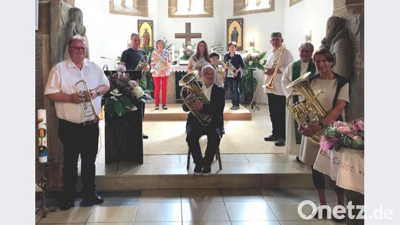 Der neue Posaunenchor beim &quot;Gründungsgottesdienst&quot; in der Rosenberger St. Johanniskirche. In der Mitte sitzend Chorleiter Kurt Lehnerer. Bild: rlö
