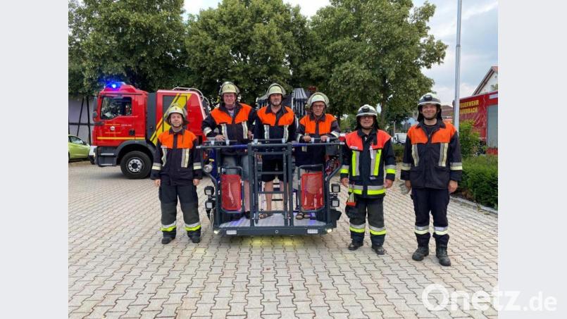 Die Feuerwehr Auerbach verabschiedet drei langgediente Aktive: (von links) Zweiter Kommandant Michael Schmidt, Helmut Lauss, Rudolf Schwindl, Georg Friedl, Kommandant Sven Zocher und Vorsitzender Thomas Kormann. Bild: lei