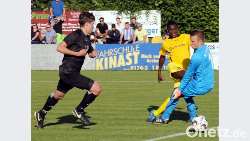 Lamin Fatty (gelbes Trikot) schießt zum 1:0 für den SV Poppenreuth ein, die Tirschenreuther Tobias Siegert und Torwart Leo Denk sind machtlos. Aus: SV Poppenreuth - FC Tirschenreuth 2:1. Bild: heh