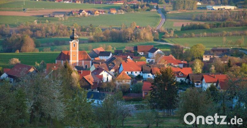 Ein Blick auf den Ortskern von Dieterskirchen und das angrenzende Umland. Die Gemeinde hat sich um das Gütesiegel &quot;Heimatdorf&quot; beworben. Bild: Stefan Ebenschwanger /exb