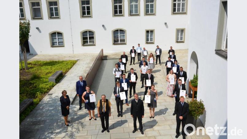 33 neue Meister der Landwirtschaft bekamen in Regensburg ihre Briefe überreicht. Die beiden besten Absolventen stammen aus dem Landkreis Schwandorf. Bild: Stühlinger/Regierung der Oberpfalz/exb