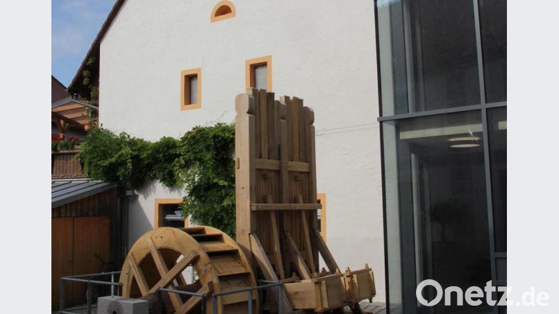 Als &quot;Aufwertung für das Stadtbild&quot; wird der neugestaltete Giebel des Massivstadels im Mühlweg (helle Fassade) gewertet. Er schaffe einen reizvollen Kontrast zum Neubau des Stadtarchivs (Glasfassade rechts). Bild: frd
