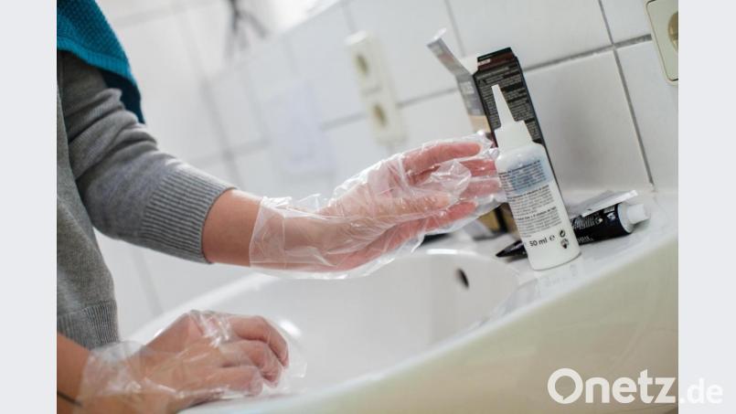 Für das Haarefärben zu Hause gibt es Fertigprodukte. Einzelne Komponenten müssen dann nur noch zusammengemischt werden. Symbolbild: Christin Klose/dpa