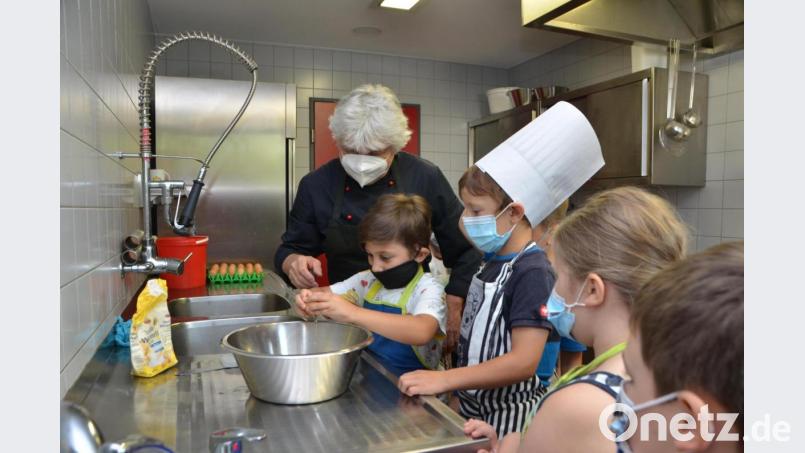 Zuerst braucht es für den Pfannkuchen die Eier. Küchenchef Gerd Reinhardt gibt dazu genaue Anweisungen. Bild: dob
