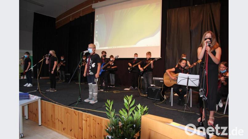 Einen begeisterten Auftritt legte die neu gegründete Schulband hin. Bild: kro