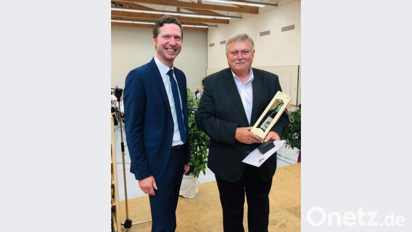 Von Landrat Florian Wiedemann erhielt Altbürgermeister Manfred Porsch (von links) die Ehrenmedaille des Landkreises Bayreuth in Silber. Bild: ak