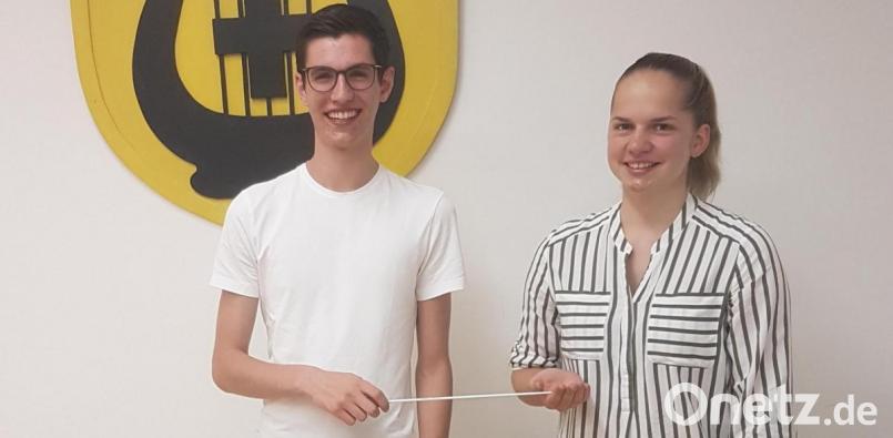 Den Dirigentenstab übergibt Irene Meiler an den neuen Leiter des Jugendorchesters der Werkvolkkapelle Schlicht, Lukas Schöpf. Bild: sak