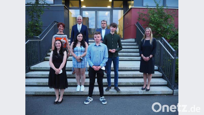 Der Erbendorfer Bürgermeister Reinhold Kastner (hinten links) und Karl-Heinz Budnik Bürgermeister aus Windischeschenbach, gratulierten den Schulbesten (von links nach rechts) Hailie Groß, Dorina Szabo, Lukas Diesenbacher (mit 1,8 der Beste) sowie Adrian Grabher. Links hinter Klassenleiterin Tanja Kippes, rechts Schulleiterin Annette Spreitzer. Bild: krb