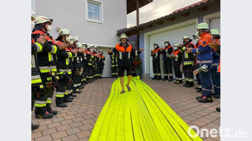 Rudolf Schwindl geht auf dem gelben Teppich aus Feuerwehrschläuchen. Bild: lei