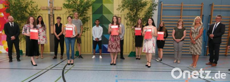 Schulverbandsvorsitzender Martin Birner, Rektorin Irene Träxler und Elternbeiratsvorsitzende Maria Rabe (von rechts) ehrten gemeinsam mit den Lehrkräften Daniel Siml, Bettina Lamecker und Lucia Schmid (hinten, von links) die besten Absolventen der Mittelschule Neunburg. Bild: rhi