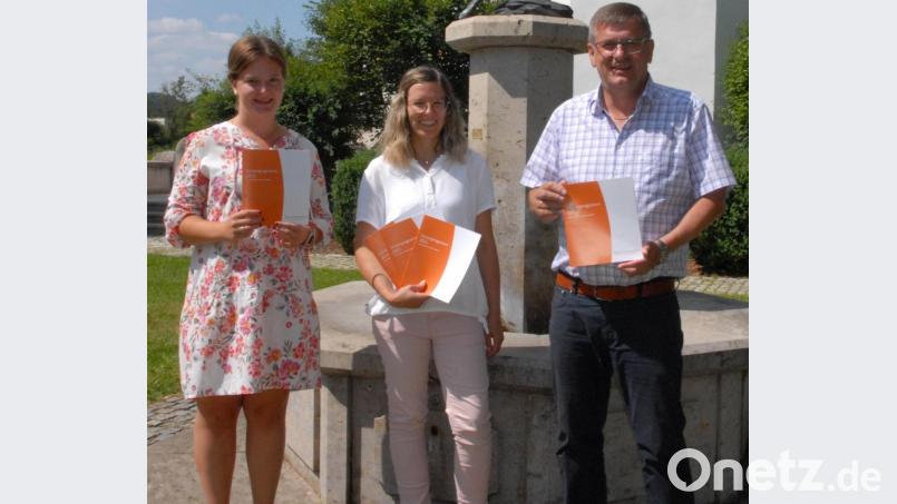 Jugendbeauftragte Paula Weigert, Tanja Bauer (Markt Schmidmühlen) und Bürgermeister Peter Braun (von links) stellen das Schmidmühlener Ferienprogramm vor. Bild: pop