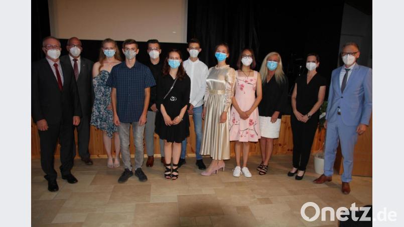 Bei der Entlassfeier in der Mittelschule Waldsassen, von links Bürgermeister Max Bindl und Klaus Meyer, sowie Feline Gmeiner, Jonas Eckstein, Julian Danhof, Emiliy Fernandez-Diez, Louis Malzer, Emilia Stengauer, Dao Eva Vu, Schulleiterin Claudia Strobel-Dietrich, Stellvertreterin Petra Burger und Bürgermeister Bernd Sommer. Bild: kro