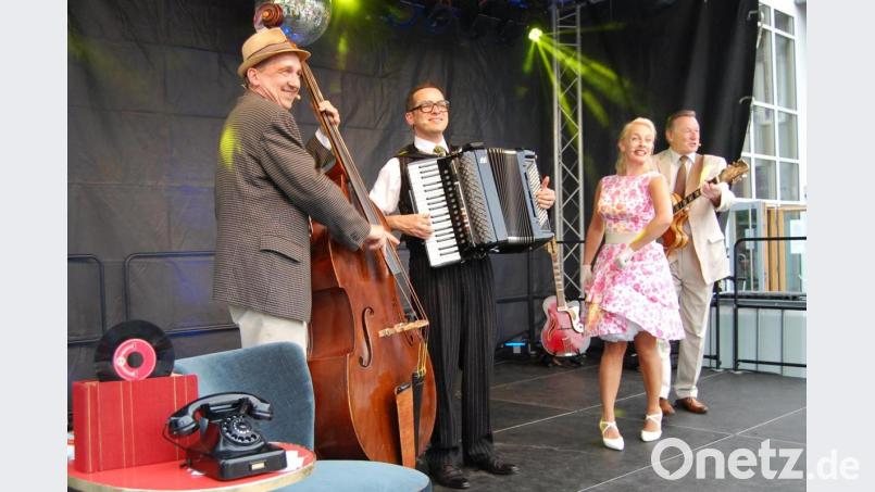 „Conny und die Sonntagsfahrer“ begeisterten mit nostalgischen Liedern das Publikum bei der Altenstädter Serenade. Bild: sm