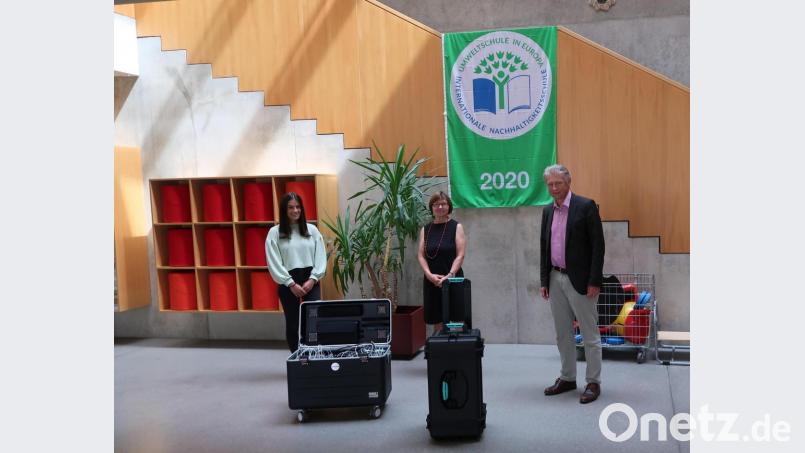 Jasmin Würl (Gemeindeverwaltung), Rektorin Irmgard Wittmann und Bürgermeister Müller (von links) präsentierten die neuen Geräte für die Grundschule Plößberg. Bild: Grundschule Plößberg/exb