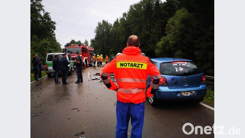 Die Bundesstraße B85 musste zwischen Wackersdorf und Heselbach nach einem schweren Unfall mehrere Stunden komplett gesperrt werden. Der Verkehr wurde von der örtlichen Feuerwehr umgeleitet.. Bild: Thomas Dobler
