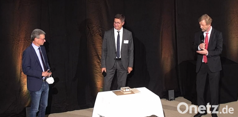 Bayerns Wissenschaftsminister Bernd Sibler (von links), Lothar Koniarski von der Vielberth-Unternehmensgruppe und OTH-Präsident Wolfgang Baier enthüllten ein Modell des geplanten Gästehauses auf dem Campus. Screenshot: gib