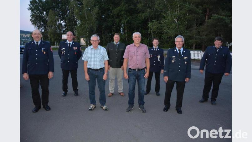 Jahrzehntelang treue Mitglieder ehrte die Feuerwehr Großensterz bei ihrer Jahresversammlung im Gasthof „Finkenstich“. Von links Josef Fischer, Kreisbrandmeister Wolfgang Wedlich, Konrad Mark, Bürgermeister Stefan Grillmeier, Norbert Bauer, Kommandant Andreas Meierhöfer, Albert Fröhlich und Vorsitzender Matthias Burger. Bild: jr
