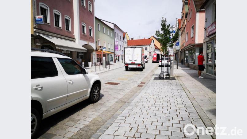 Zankapfel Friedrich-Ebert-Straße: Soll der Fahrzeug-Verkehr aus dem modernisierten Straßenstück verbannt werden? An diesem Thema scheiden sich die Geister. Am Mittwoch soll es im Verkehrsausschuss des Stadtrates diskutiert werden.. Bild: Dobler