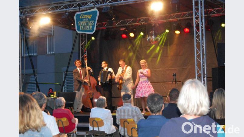 Die Musikgruppe „Conny und die Sonntagsfahrer“ begeisterte mit nostalgischen Liedern das Publikum bei der Altenstädter Serenade Bild: sm