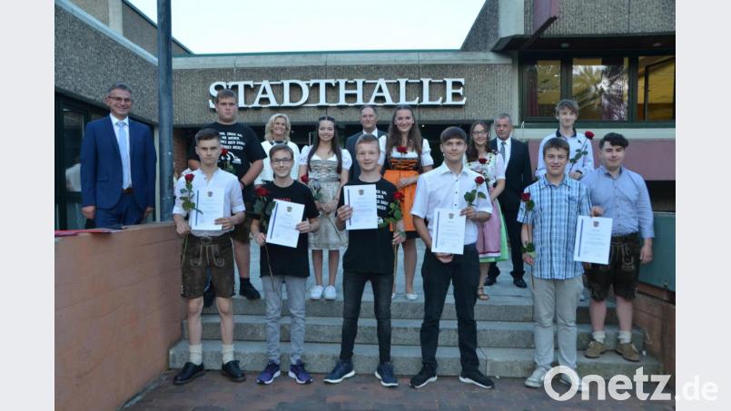 Die fünf Landkreisbesten des qualifizierenden Abschluss erhielten zu ihrer Auszeichnung eine Urkunde. Doch auch die anderen Besten der Jahrgänge aus der Pfalzgraf-Friedrich-Mittelschule gingen nicht leer aus. Rektor Hubert Reil (links) machte den Abschlussschülern viel Mut zu ihrer weiteren Lebensreise. Bild: dob