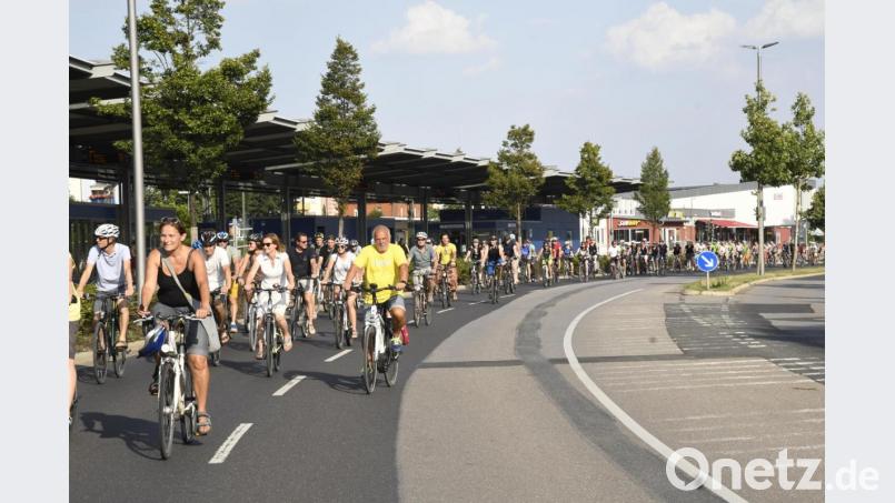 Die Critical Mass hat es vorgemacht: Wird es in Amberg bald eine &quot;Protected Bike Lane&quot; geben? Die Stadträte diskutieren derzeit, ob eine sechsmonatige Testphase auf der Strecke zwischen Kreisverkehr und Ziegeltor sinnvoll wäre. Archivbild: Petra Hartl