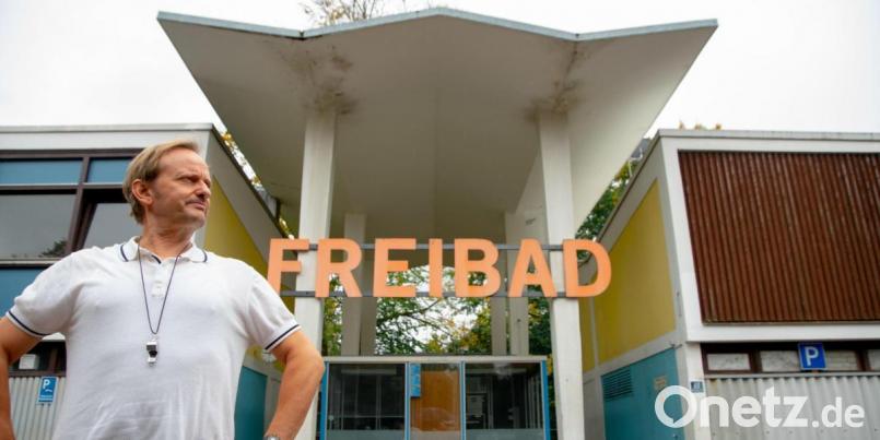 Milan Peschel, der im Film Schwimmmeister Karl mimt, ist es ein Anliegen, am 11. September bei der Filmvorführung im Pleysteiner Freibad mit dabei zu sein. Bild: Leonine