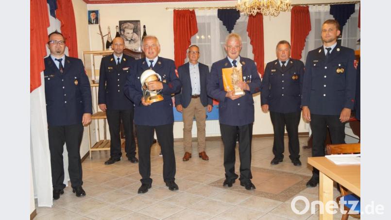 Feuerwehr-Vorsitzender Andreas Eckl (links) ernannte Günther Duscher (Dritter von links) zum Ehrenkommandanten und Alfred Walbrun (Fünfter von links) zum Ehrenvorsitzenden. KBR Christian Demleitner, stellvertretender Bürgermeister Richard Brunner, KBM Konrad Hoch und Kommandant Matthias Rötzer (von links) gratulierten.
﻿ Bild: wel