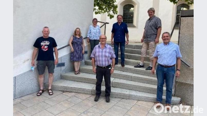 Bei der Schnupperwerkstatt engagieren sich im Vorstand (von links) Peter Koch, Helga Wittmann-Trenz, Gaby Koch, Siegfried Neukam, 
Dieter Wittmann und Jürgen Lauer. Rechts Bürgermeister Joachim Neuß. Bild: Helga Wittmann-Trenz/exb