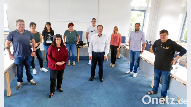 Die Macher des Ferienprogramms: (von links) Max Götz (Kinder- und Jugendfeuerwehr Kirchenlaibach), Maria Kaußler (Gemeinde), Claudia Fischer (Falken), Martina Dötsch (FGV Outdoor-Kids), Konstantin Böhm (Landjugend Plössen), Bürgermeister Christian Porsch, Jugendbeauftragte Ursula Veigl, Lothar Büringer (TSV Kirchenlaibach). Bild: hai