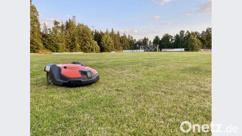 Der SV 1949 hat zwei Mäherroboter gekauft; die Gemeinde bezuschusst die Anschaffung mit einmalig 3000 Euro. Bild: Eichl