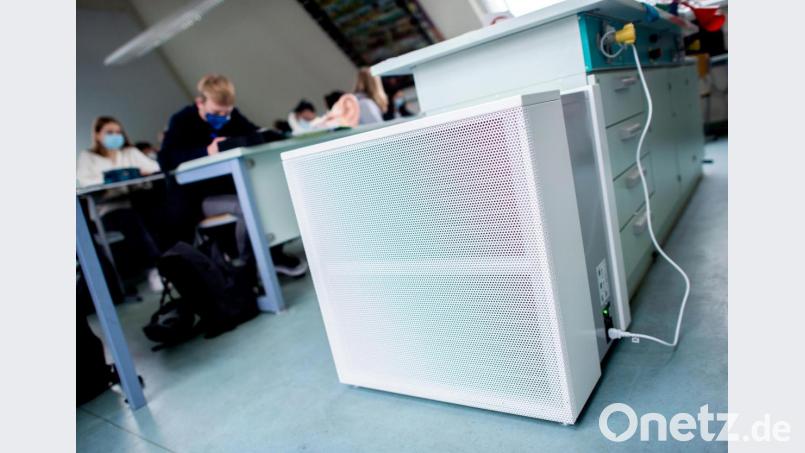 Bedarf für weitere 337 mobile Luftreinigungsgeräte mit Filter haben die Schulen in Weiden auf Nachfrage der Stadt angemeldet. Symbolbild: Hauke-Christian Dittrich/dpa