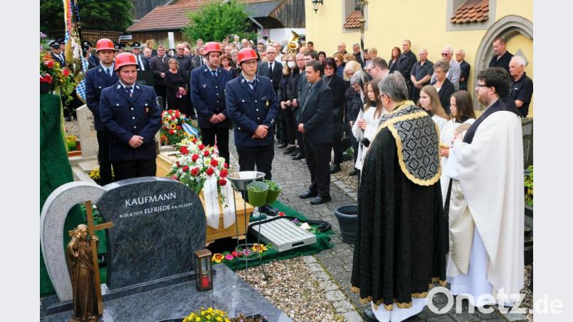 Groß war die Anteilnahme der Bevölkerung bei der Beerdigung des Tremmersdorfer Originals Reinhold Reinl alias Hans Jackl Bild: do