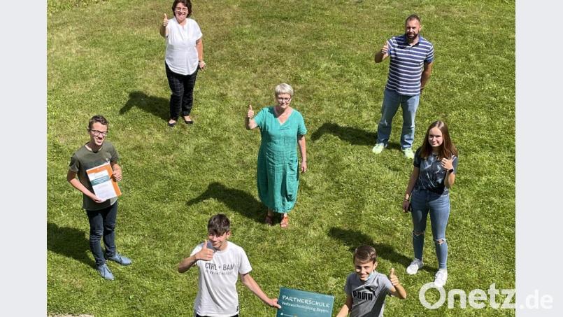 Freude in Neustadt: Die Lobkowitz-Realschule ist eine der &quot;Partnerschulen Verbraucherbildung 2020/21&quot;. Schüler der 7. Jahrgangsstufe, Leiterin Irene Sebald (hinten, links) sowie die betreuenden Lehrkräfte Ulrike Niemetz (Mitte) und Alex Gröger (hinten, rechts) präsentieren Urkunde und Schild. Bild: exb/Gomez-Islinger