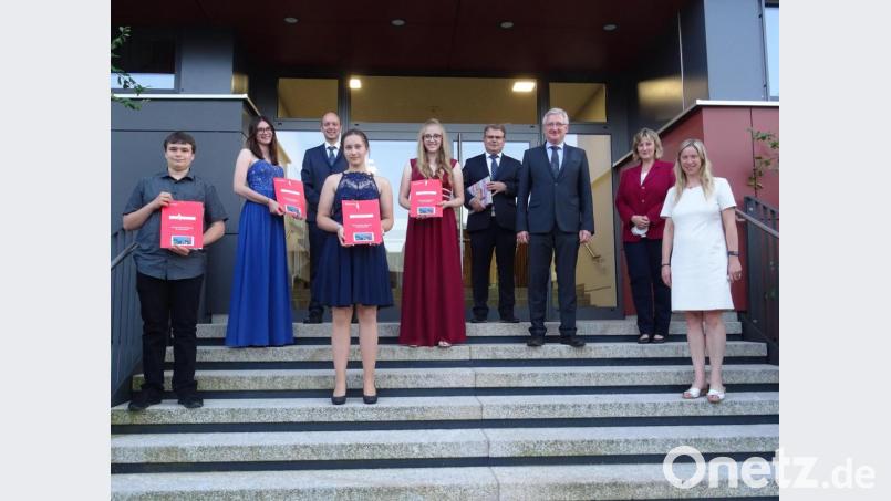 Die Jahrgangsbesten der Klasse M10 (von links nach rechts): Nico Dobner, Karoline Kraus, Sophie Zimmerer, Klassenleiter Tobias Stich, Emma Heinrich, Bürgermeister Karl-Heinz Budnik, Bürgermeister Johannes Reger, Konrektorin Gabriele Kellner-Hirschmann, Rektorin Annette Spreitzer. Bild: Dominik Schreml/exb