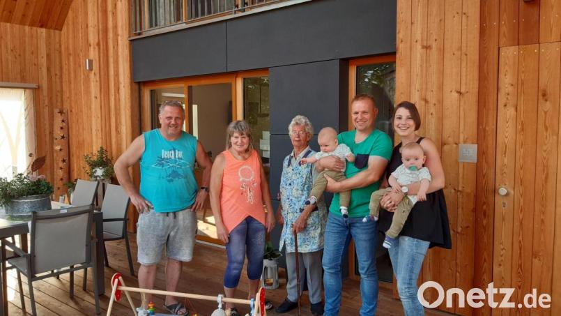 Vier Generationen unter einem Dach: Familie Meiller auf der großzügigen Terrasse im komplett sanierten Mehrfamilienhaus in Burgtreswitz. Bild: Lowak